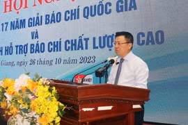 Ông Lê Quốc Minh, Ủy viên Ban Chấp hành Trung ương Đảng, Phó trưởng Ban Tuyên giáo Trung ương, Tổng Biên tập Báo Nhân Dân, Chủ tịch Hội Nhà báo Việt Nam, phát biểu tại Hội nghị. (Ảnh: Hữu Chí/TTXVN)