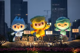 Ba linh vật của Đại hội Thể thao châu Á lần thứ 19 (ASIAD 2023) Chenchen, Congcong và Lianlian được trưng bày tại Hàng Châu, tỉnh Chiết Giang, Trung Quốc. (Ảnh: AFP/TTXVN)