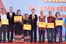Chủ tịch nước Võ Văn Thưởng tặng quà cho cán bộ quản lý, giáo dục, giáo viên tiêu biểu và đồng bào uy tín. (Ảnh: Thống Nhất/TTXVN)