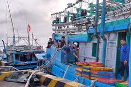 Hải quân hỗ trợ cấp nước ngọt cho ngư dân. (Ảnh TTXVN phát)