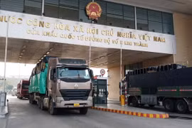 Hoạt động xuất nhập khẩu tại Cửa khẩu Quốc tế Đường bộ số 2 Kim Thành. (Ảnh: Quốc Khánh/TTXVN)