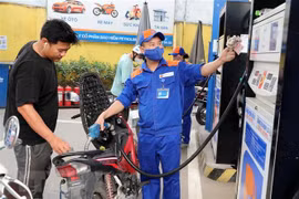 Mua bán xăng, dầu tại một điểm kinh doanh xăng dầu trên địa bàn Hà Nội. (Ảnh: Trần Việt/TTXVN)