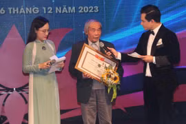 Giáo sư-tiến sỹ Nhà giáo Nhân dân Mã Giang Lân giao lưu tại lễ trao giải. (Ảnh: Vũ Thanh/TTXVN phát)