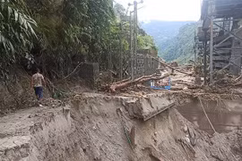 Một tuyến đường bị sạt lở sau trận lũ quét ở bang miền núi Sikkim ngày 5/10. (Ảnh: AFP/TTXVN)