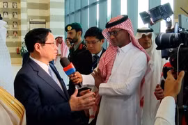 Thủ tướng Phạm Minh Chính trả lời phỏng vấn của kênh tin tức tài chính Asharq Economy with Bloomberg. (Ảnh: TTXVN)