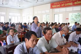 Cử tri huyện Chợ Lách, tỉnh Bến Tre nêu ý kiến tại buổi tiếp xúc. (Ảnh: Chương Đài/TTXVN)