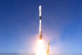 Tên lửa đẩy Falcon 9 mang theo vệ tinh trinh sát quân sự của Hàn Quốc rời bệ phóng. (Ảnh: AFP/TTXVN)