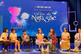 Êkíp sản xuất vở nhạc kịch 'Viên đá ngũ sắc' và các bạn nhỏ vào vai các nhân vật giới thiệu vở diễn. (Ảnh: BTC)