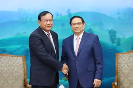 Thủ tướng Phạm Minh Chính tiếp Trưởng Ban Đối ngoại Trung ương Đảng Nhân dân Campuchia Prak Sokhonn. (Ảnh: Dương Giang/TTXVN)