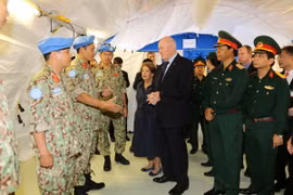 Toàn quyền Australia Peter Cosgrove gặp gỡ các bác sỹ, sỹ quan Quân đội Nhân dân Việt Nam thuộc Bệnh viện dã chiến cấp 2 số 1 của Việt Nam. (Ảnh: Thanh Vũ/TTXVN)
