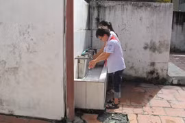 Học sinh trường Tiểu học Lê Hồng Phong, thành phố Ninh Bình (tỉnh Ninh Bình) phải sử dụng nhà vệ sinh xuống cấp. (Ảnh: Hải Yến/TTXVN)