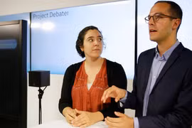 Hai nhà hùng biện Noa Ovadia (trái) và Dan Zafrir bên cạnh máy tính Project Debater, ngày 18/6. (Nguồn: AP)