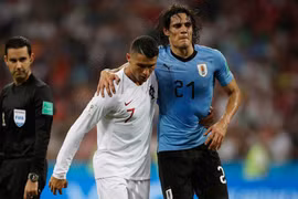 Cristiano Ronaldo giúp Edinson Cavani rời khỏi sân do chấn thương trong trận đấu thuộc vòng 1/8 World Cup 2018. (Nguồn: AP)
