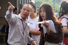 Thí sinh dự thi tại điểm thi Đại học Khoa học tự nhiên - Đại học Quốc gia Thành phố Hồ Chí Minh. (Nguồn: TTXVN phát)
