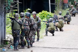 Quân đội Philippines đụng độ với phiến quân Hồi giáo ở Marawi, tháng 5/2017. (Nguồn: AP)