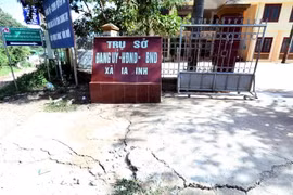 Nhiều vết nứt gãy xuất hiện ngay trước cổng Ủy ban Nhân dân xã Tìa Dình. (Ảnh: Phan Tuấn Anh/TTXVN)