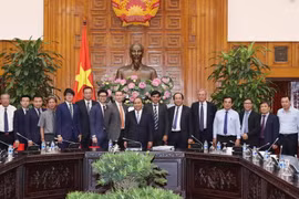 Thủ tướng Nguyễn Xuân Phúc và các nhà đầu tư vào tỉnh Bạc Liêu. (Ảnh: Thống Nhất/TTXVN)
