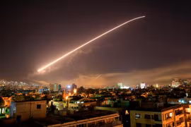 Ánh sáng trên bầu trời Damascus được cho là từ hệ thống phòng không của Syria khi Mỹ không kích. (Nguồn: AP)