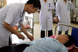 Bác sỹ Bệnh viện đa khoa Hà Tĩnh khám, cấp cứu nạn nhân bị tai nạn giao thông. (Ảnh: Công Tường/TTXVN)