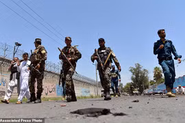 Lực lượng an ninh Afghanistan tới hiện trường một vụ đánh bom ở thành phố Jalalabad, Afghanistan, ngày 11/6/2016. (Nguồn: AP)