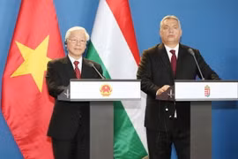 Tổng Bí thư Nguyễn Phú Trọng cùng Thủ tướng Hungary Viktor Orbán phát biểu với báo chí. (Ảnh: Trí Dũng/TTXVN)
