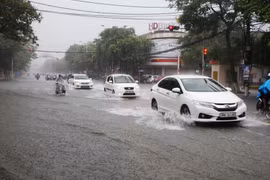 Mưa lớn khiến tuyến phố Phan Đình Phùng (Hà Tĩnh) bị ngập sâu, gây khó khăn cho các phương tiện khi lưu thông trên tuyến phố này. (Ảnh: Phan Quân/TTXVN)