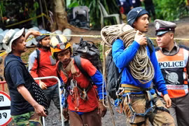 Lực lượng chuyển dây cáp vào bên trong hang Tham Luang để giải cứu các thành viên đội bóng mắc kẹt, tỉnh Chiang Rai, Thái Lan ngày 2/7. (Nguồn: THX/TTXVN)