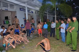 Đại diện Sở Lao động-Thương binh và Xã hội tỉnh Đồng Tháp và lực lượng chức năng ổn định tình hình tại trung tâm cai nghiện. (Ảnh: Chương Đài/TTXVN)