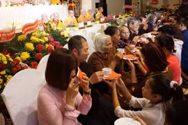 Lễ dâng trà tri ân cha mẹ. (Ảnh: Hồng Kỳ/TTXVN)