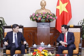 Phó Thủ tướng, Bộ trưởng Bộ Ngoại giao Phạm Bình Minh tiếp Đại sứ Hàn Quốc tại Việt Nam Lee Hyuk đến chào từ biệt nhân kết thúc nhiệm kỳ công tác tại Việt Nam. (Ảnh: Lâm Khánh/TTXVN)