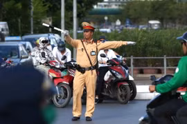 Cảnh sát giao thông Đội 4, Công an thành phố Hà Nội điều tiết giao thông tại ngã tư đường Giải Phóng-Đại Cồ Việt. (Ảnh: Doãn Tấn/TTXVN)