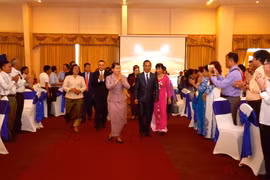 Phó Thủ tướng Campuchia Men Saman (người chắp tay chào) thay mặt chính quyền Campuchia đến dự buổi lễ. (Ảnh: Hưng-Đa/TTXVN)