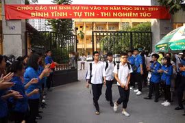 Thí sinh hoàn thành môn thi Toán tại điểm thi Trường trung học cơ sở Tân Mai. (Ảnh: Thanh Tùng/TTXVN)
