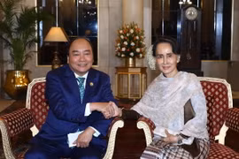 Thủ tướng Nguyễn Xuân Phúc gặp cố vấn Nhà nước Myanmar Aung San Suu Kyi bên lề Hội nghị Cấp cao Kỷ niệm ASEAN-Ấn Độ, tháng 1/2018. (Ảnh: Thống Nhất/TTXVN)