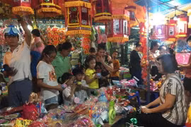 Người dân Thủ đô náo nức đi mua đồ chơi trên phố Hàng Mã. (Ảnh: Đỗ Phương Anh/TTXVN)