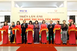 Lễ cắt băng khai mạc triển lãm. (Nguồn: TTXVN)