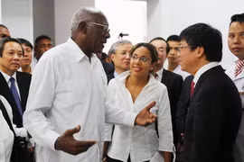 Phó Chủ tịch Cuba Salvado Valdes Mesa thăm hỏi và chúc mừng cán bộ, bác sỹ, nhân viên Bệnh viện Việt Nam Cuba Đồng Hới vì những thành tích đạt được trong việc khám, chữa bệnh cho nhân dân. (Ảnh: Mạnh Thành/TTXVN)