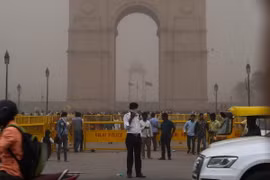 Bão cát mù mịt quét qua thủ đô New Delhi, Ấn Độ ngày 2/5. (Nguồn: AFP/TTXVN)