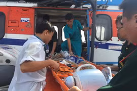 Trực thăng của Tổng công ty Trực thăng miền Nam đưa hai bệnh nhân từ Trường Sa về đến sân bay Tân Sơn Nhất, Thành phố Hồ Chí Minh. (Ảnh: Đinh Hằng/TTXVN)