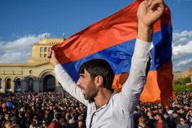 Một người biểu tình phản đối cựu Thủ tướng Serzh Sargsyan. (Nguồn: AFP)