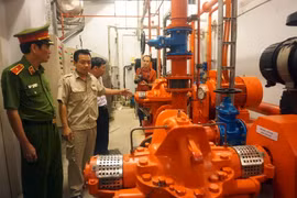 Đoàn công tác kiểm tra công tác phòng cháy chữa cháy tại Khu căn hộ AZURA Đà Nẵng. (Ảnh: Nguyễn Sơn/TTXVN)