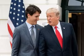 Tổng thống Mỹ Donald Trump (phải) và Thủ tướng Canada Justin Trudeau tại Washington DC., ngày 11/10/2017. (Nguồn: EPA/ TTXVN)