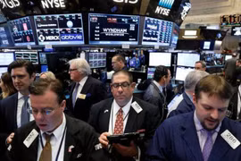 Hoạt động giao dịch chứng khoán ở sàn giao dịch New York. (Nguồn: Reuters)