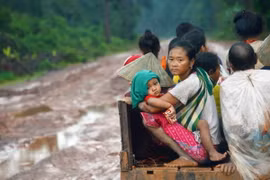 Bộ trưởng Ngoại giao Lào Saleumxay Kommasith (phát biểu) chủ trì cuộc họp báo. (Ảnh: Phạm Kiên/TTXVN)