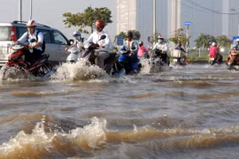Triều cường lên cao, nhiều tuyến đường ở Long Xuyên ngập sâu