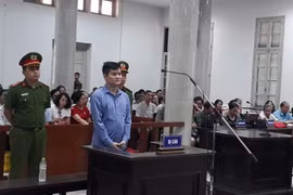 Bị cáo Phạm Thanh Hải nghe Tòa tuyên án. (Ảnh: Nguyễn Cúc/TTXVN)