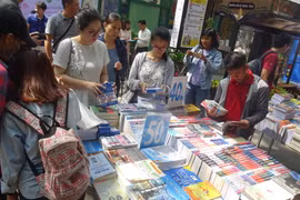 Bạn đọc tham quan và mua sách tại các gian trưng bày. (Ảnh: Gia Thuận/TTXVN)