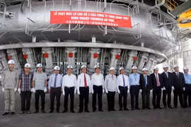 Các đại biểu và cán bộ, kỹ sư nhà máy thực hiện nghi thức đốt lò cao số 2 của Công ty trách nhiệm hữu hạn Gang thép Hưng Nghiệp Formosa Hà Tĩnh (FHS). (Ảnh Công Tường/TTXVN)