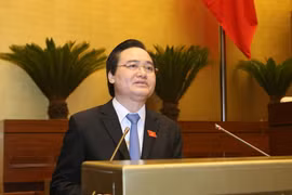 Bộ trưởng Bộ Giáo dục và Đào tạo Phùng Xuân Nhạ, thừa ủy quyền của Thủ tướng Chính phủ trình bày Tờ trình dự án Luật sửa đổi, bổ sung một số điều của Luật Giáo dục đại học. (Ảnh: Doãn Tấn/TTXVN)