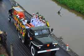 Hình ảnh đoàn xe tang Chủ tịch nước Trần Đại Quang về quê hương